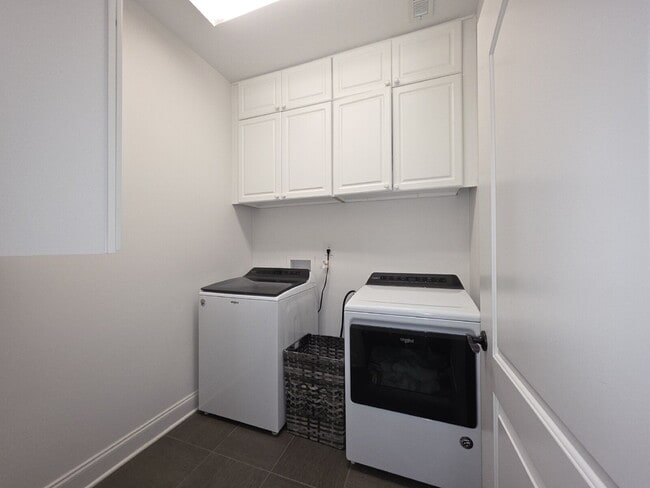 Building Photo - Resort Living At It's Finest in Foxland Harbor