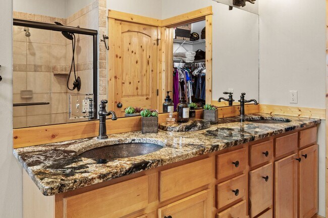 Building Photo - Spacious 6-bedroom, 4.5-bathroom home is i...