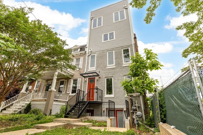 Primary Photo - Beautiful 2 Bed/2 Bath in Petworth