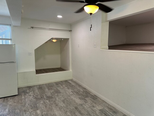 Building Photo - Charming Palolo Studio