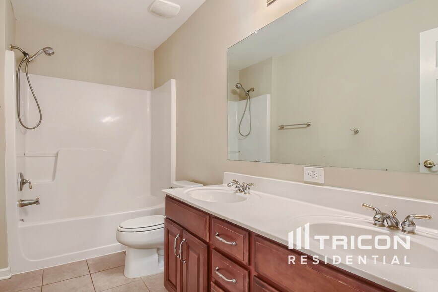 Building Photo - 18 Rockridge Dr