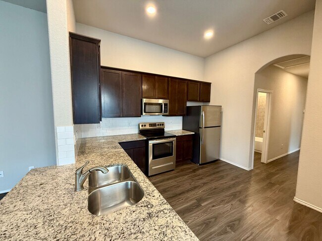 Building Photo - 3 Bedroom, 2 Bathroom Duplex in Converse!