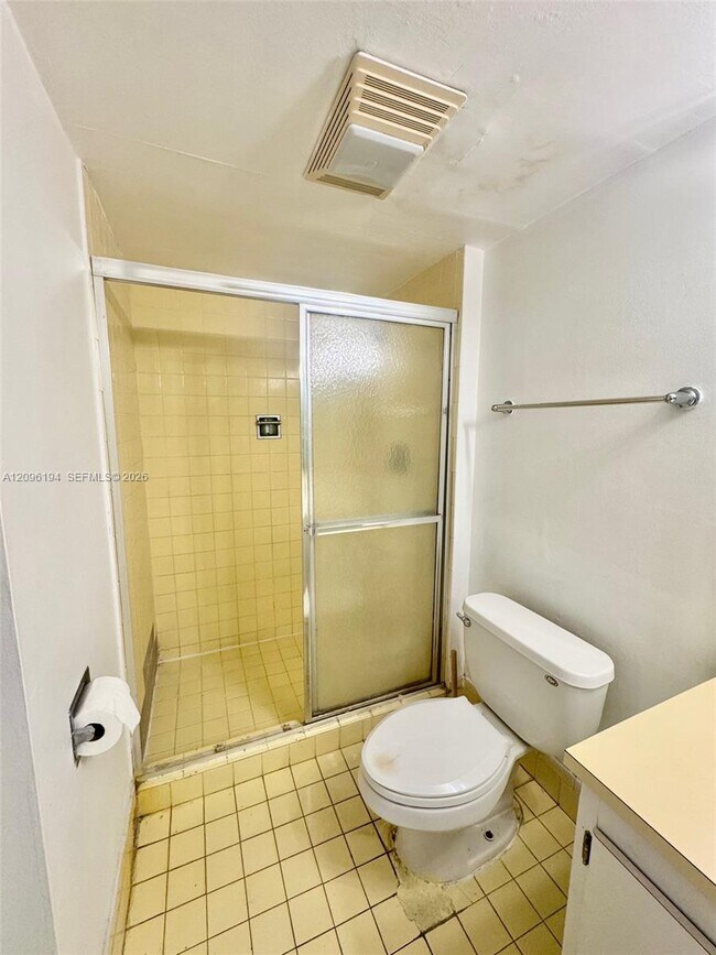 Building Photo - 3475 N Country Club Dr