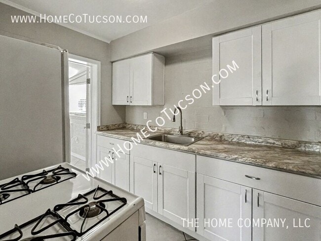 Building Photo - 2404 E Cameron Vista