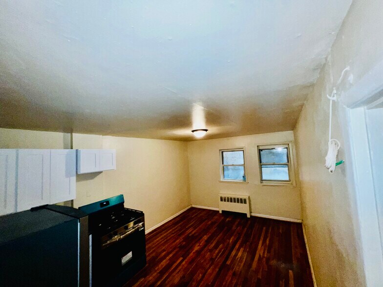 Building Photo - 381 McLean Ave