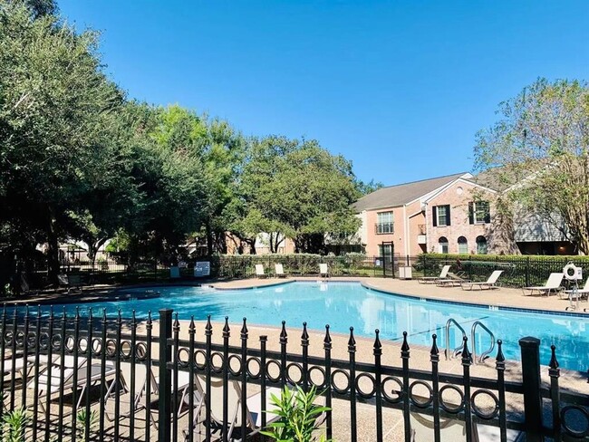 Building Photo - 13140 Trail Hollow Dr