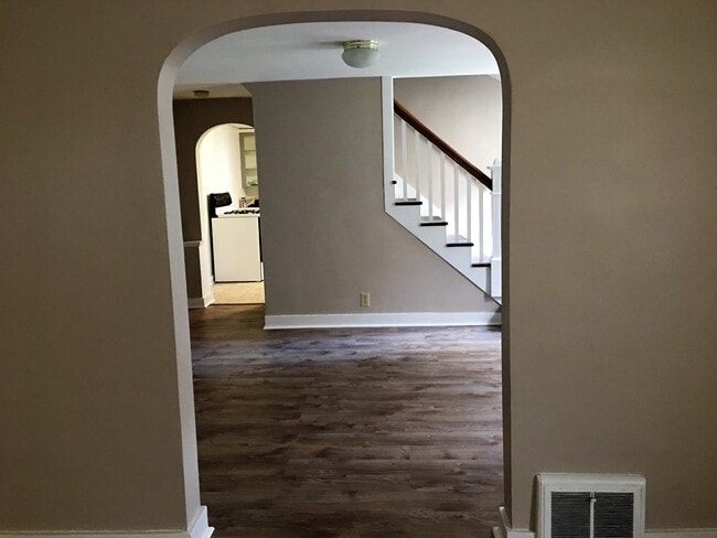 Dining room - 330 College Ave