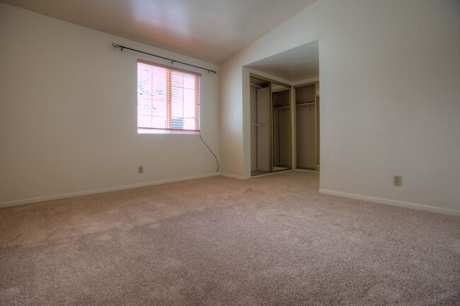 Building Photo - Spacious 3 bed/2bath home in Southgate Hay...