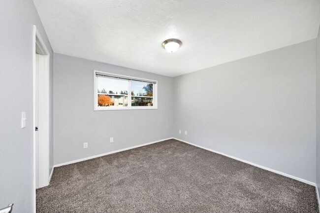 Building Photo - 2 bedroom 1 bath in Milwaukie!!