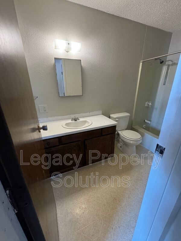 Building Photo - 305 E Expressway