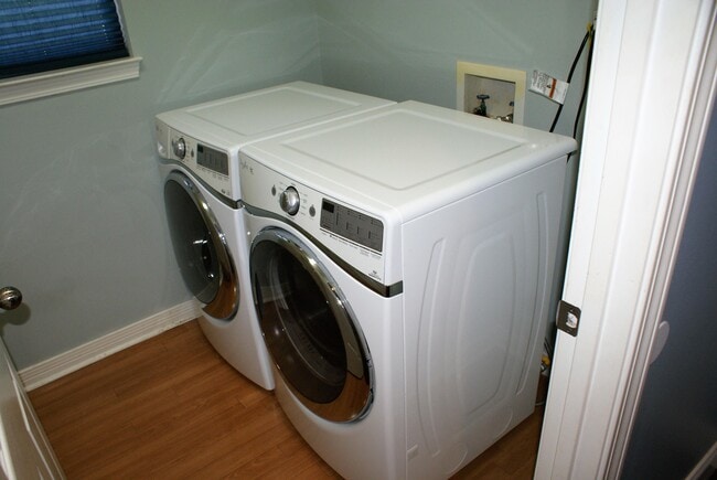 Building Photo - 2020 Plantation Oaks Dr