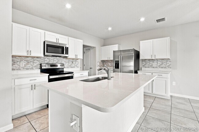 Building Photo - 484 Cherimoya St