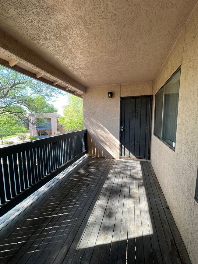Building Photo - Large 1 Bedroom 1 Bath Condo!