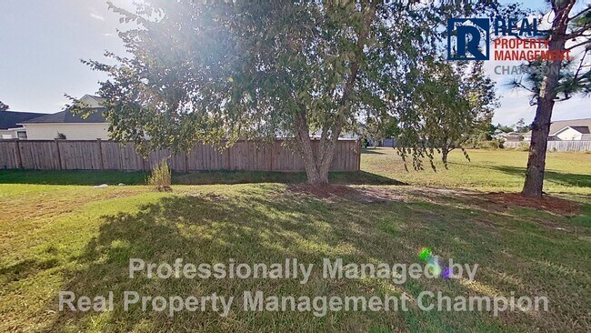 Building Photo - Charming 3 BD/2 BA Home w/Split Bedroom La...