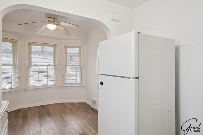 Building Photo - 3 bedroom $1150