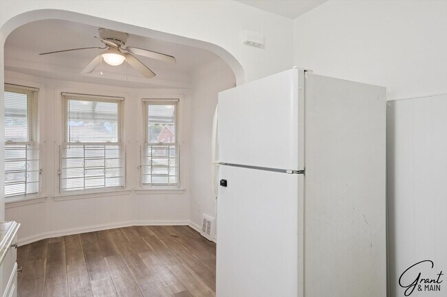 Building Photo - 3 bedroom $1200