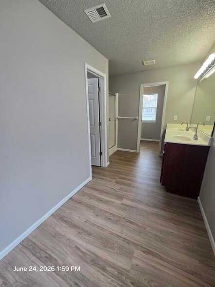 Building Photo - 2012 Hickoryleaf Ln
