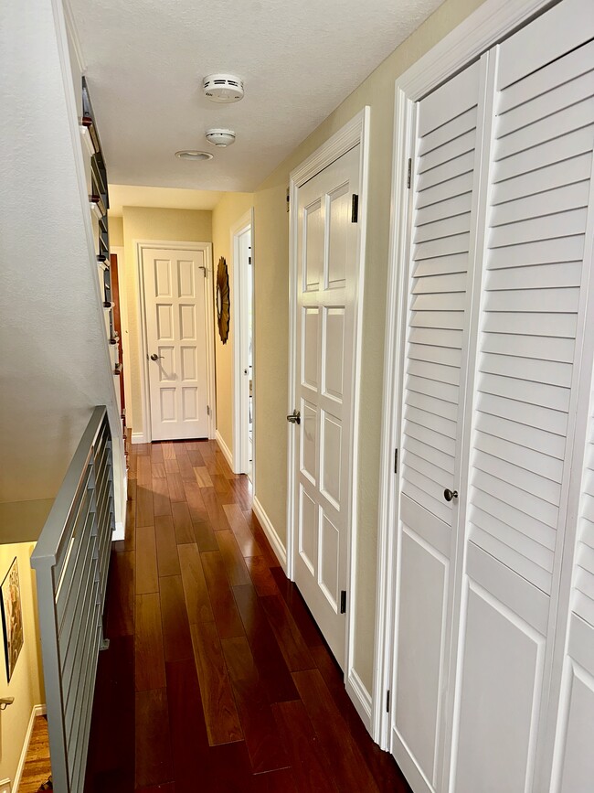 Hall between the 2 bedrooms - 106 S Lucia Ave