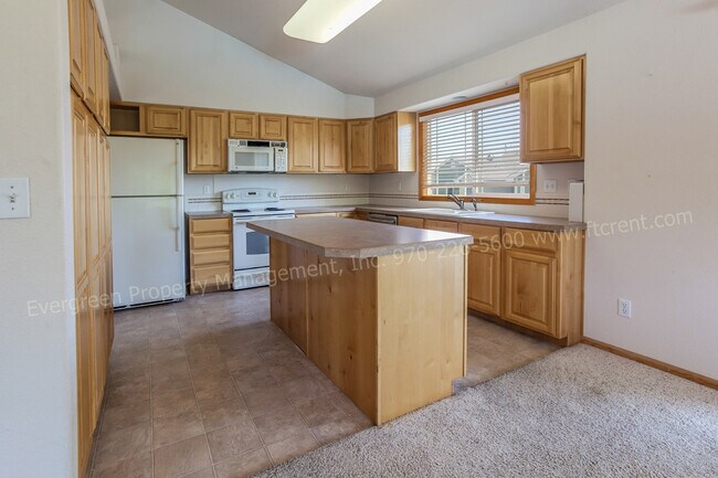 Building Photo - Fantastic 3 Bedroom, 2 bath Condo in SE Fo...