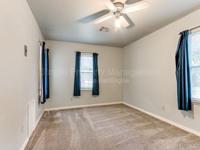Building Photo - 810 N Marshall Dr