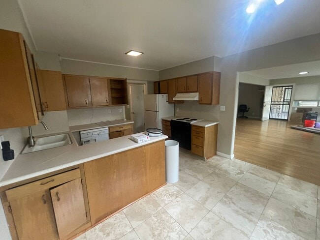 Building Photo - Spacious 2 Bed 1 Bath Apt in SLC