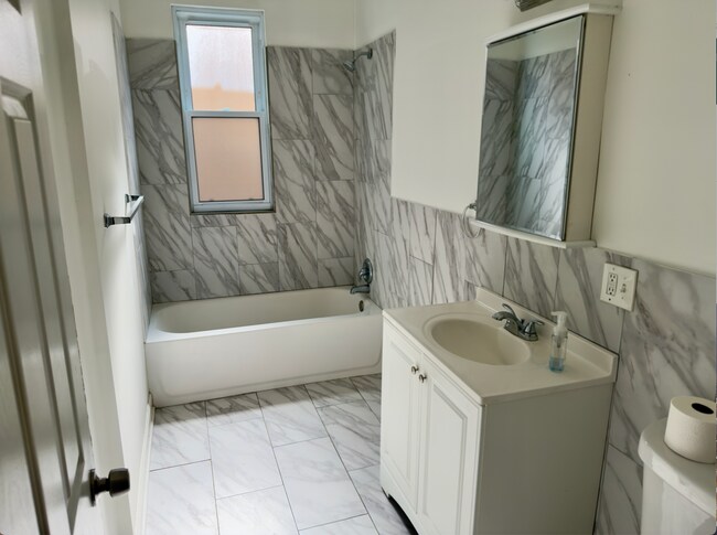 Building Photo - 4724 N Troy St