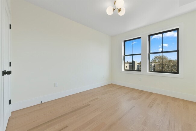 Building Photo - 219 Paris St