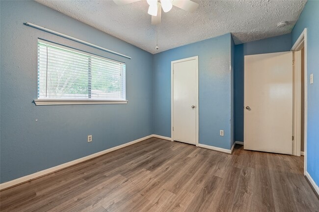 Building Photo - 2630 Hollymist Dr