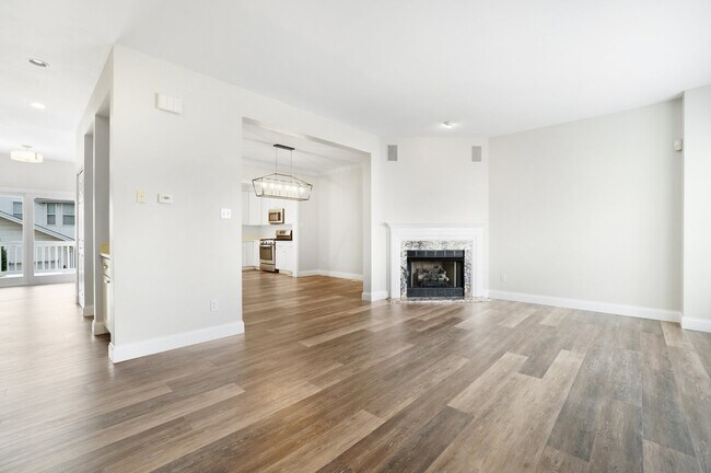 Building Photo - 909 N Hanley Rd