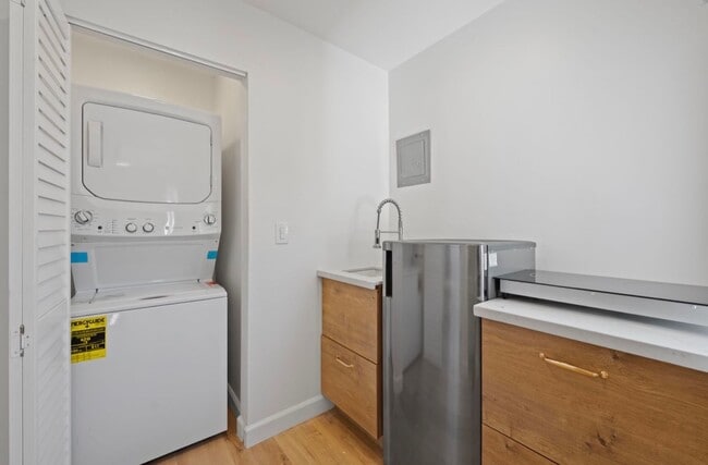 Building Photo - 1 Bedroom 1 Bathroom Studio in Pacific Beach.