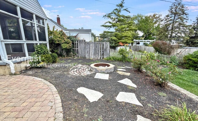 Building Photo - 887 W 10th Ave