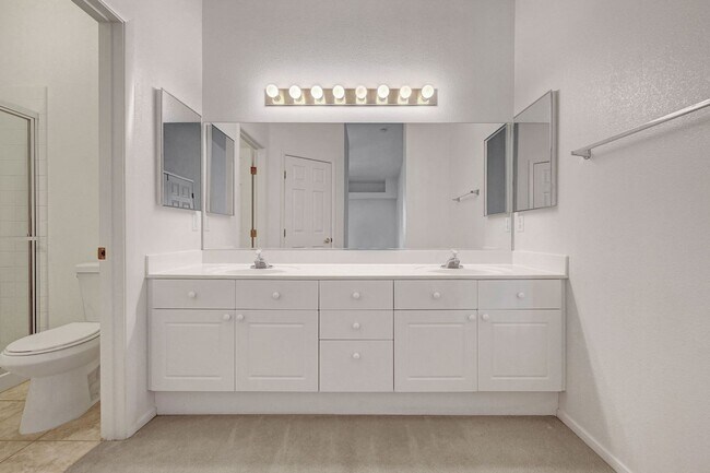 Building Photo - Great 2 bedroom 2 bathroom condo in gated community in Summerlin!