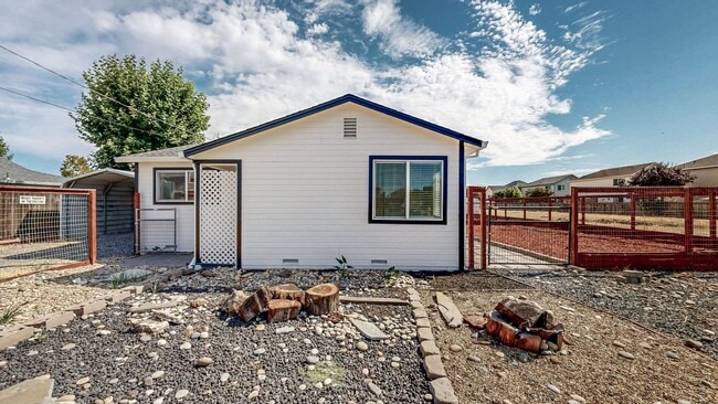 Building Photo - 2132 Dennis Ln