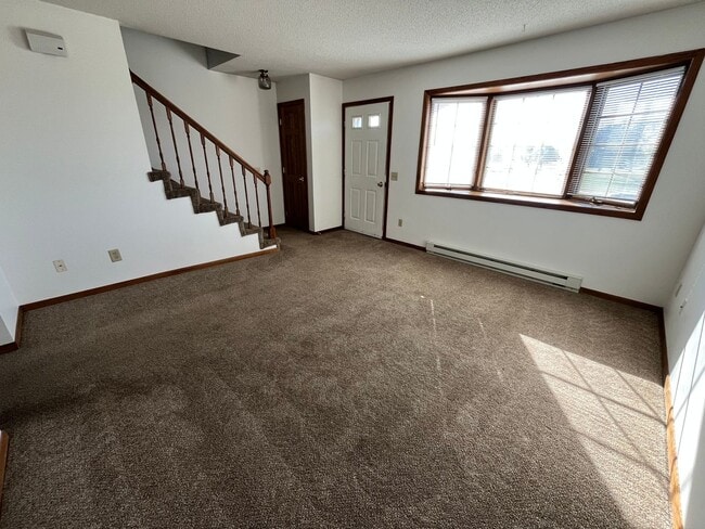 Building Photo - Great Location - 2 Bdrm , 1.5 Baths  - Available 9/1