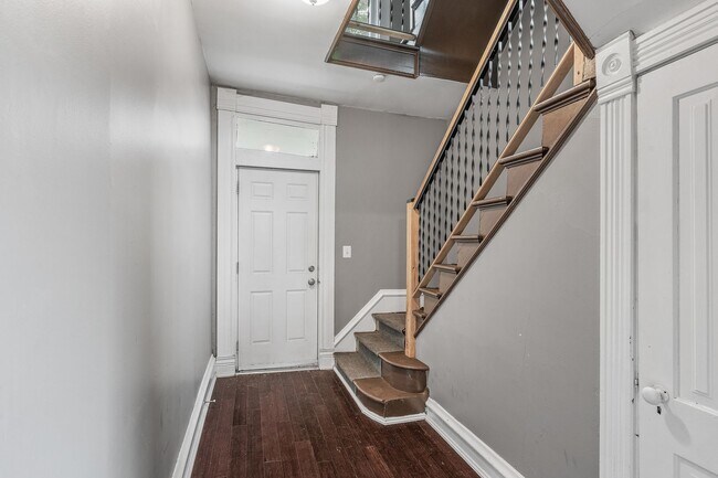 Building Photo - 3BR/1 Bath Lower Level Duplex in Northeast...