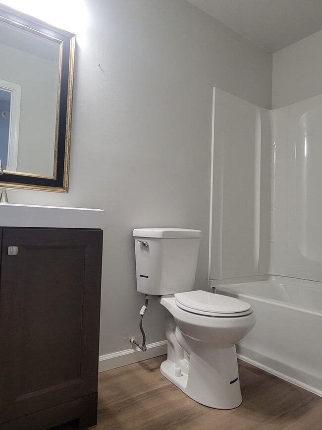 Building Photo - 4 bedroom 2.5 bathroom townhouse
