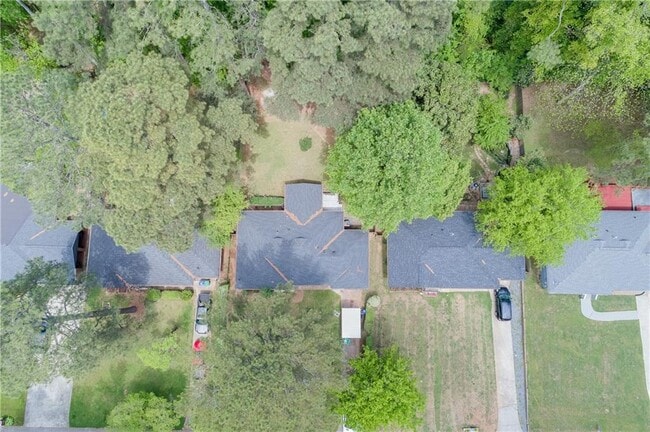 Building Photo - 1858 Longdale Dr