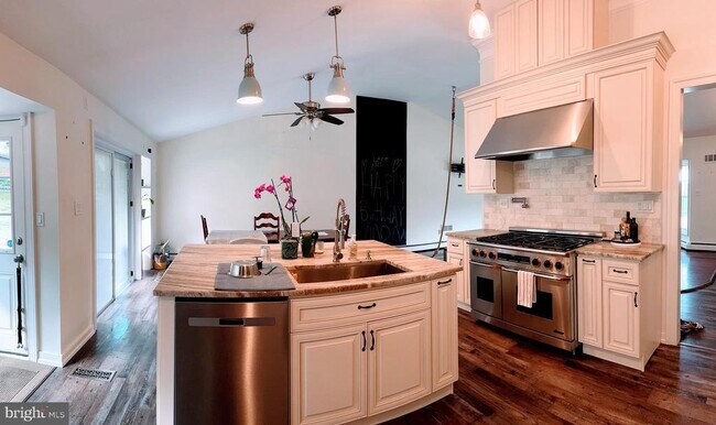 Building Photo - 536 Cardinal Dr