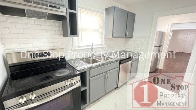 Building Photo - Charming 3 Bed, 1.5 Bath Home with Charact...