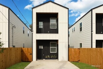Building Photo - 1723 E Crockett St