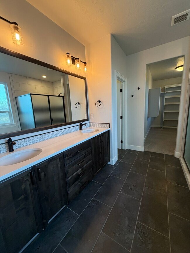 Building Photo - South Meridian Beautiful 4-Bedroom Home with a 3-Car Garage