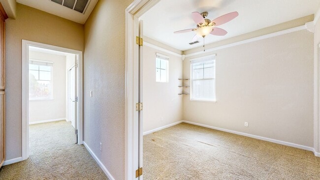 Building Photo - Bright two story 3 Bedroom 2.5 Bathroom Ho...