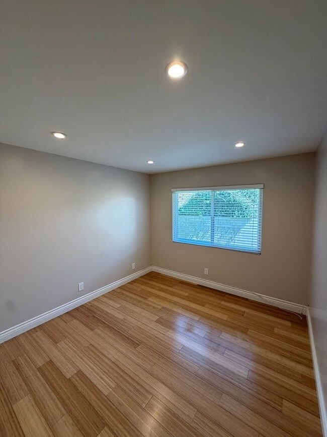 Building Photo - Beautiful 3 Bedroom Home in Avocado Heights