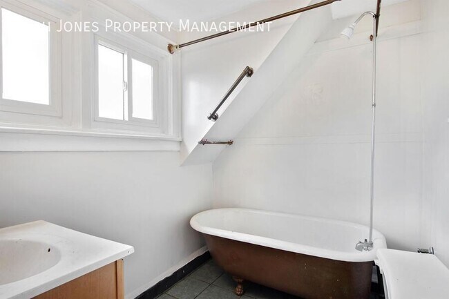 Building Photo - 54 Anderson Pl