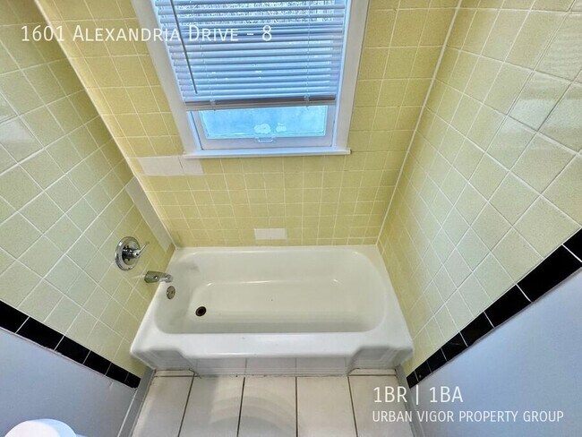 Building Photo - 1601 Alexandria Dr