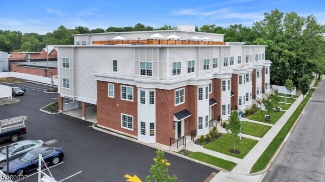 Building Photo - 70 Ridgedale Ave
