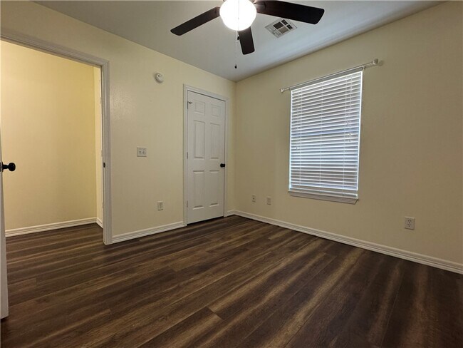 Building Photo - 910 NW A St