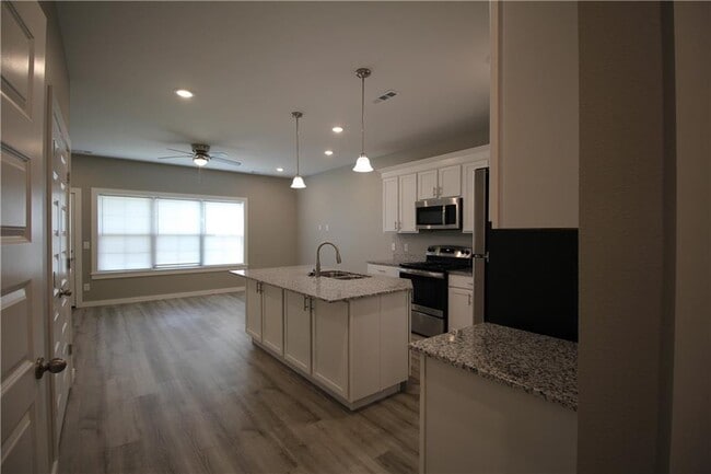 Building Photo - 2711 Vinson Rd