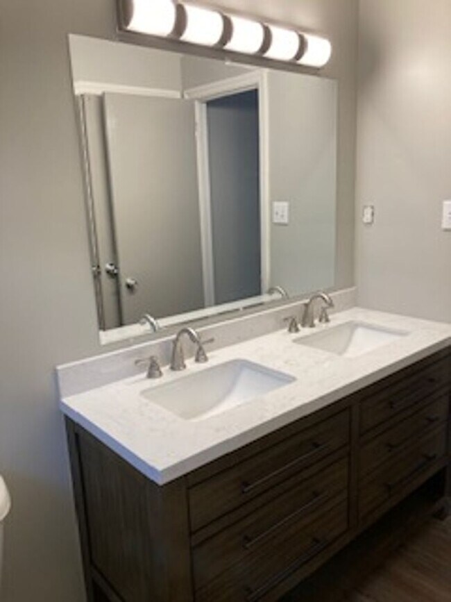 Building Photo - Newly Remodeled 3 Bed 2 Bath