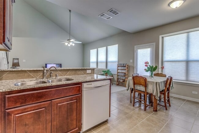 Building Photo - 3649 Vienna St